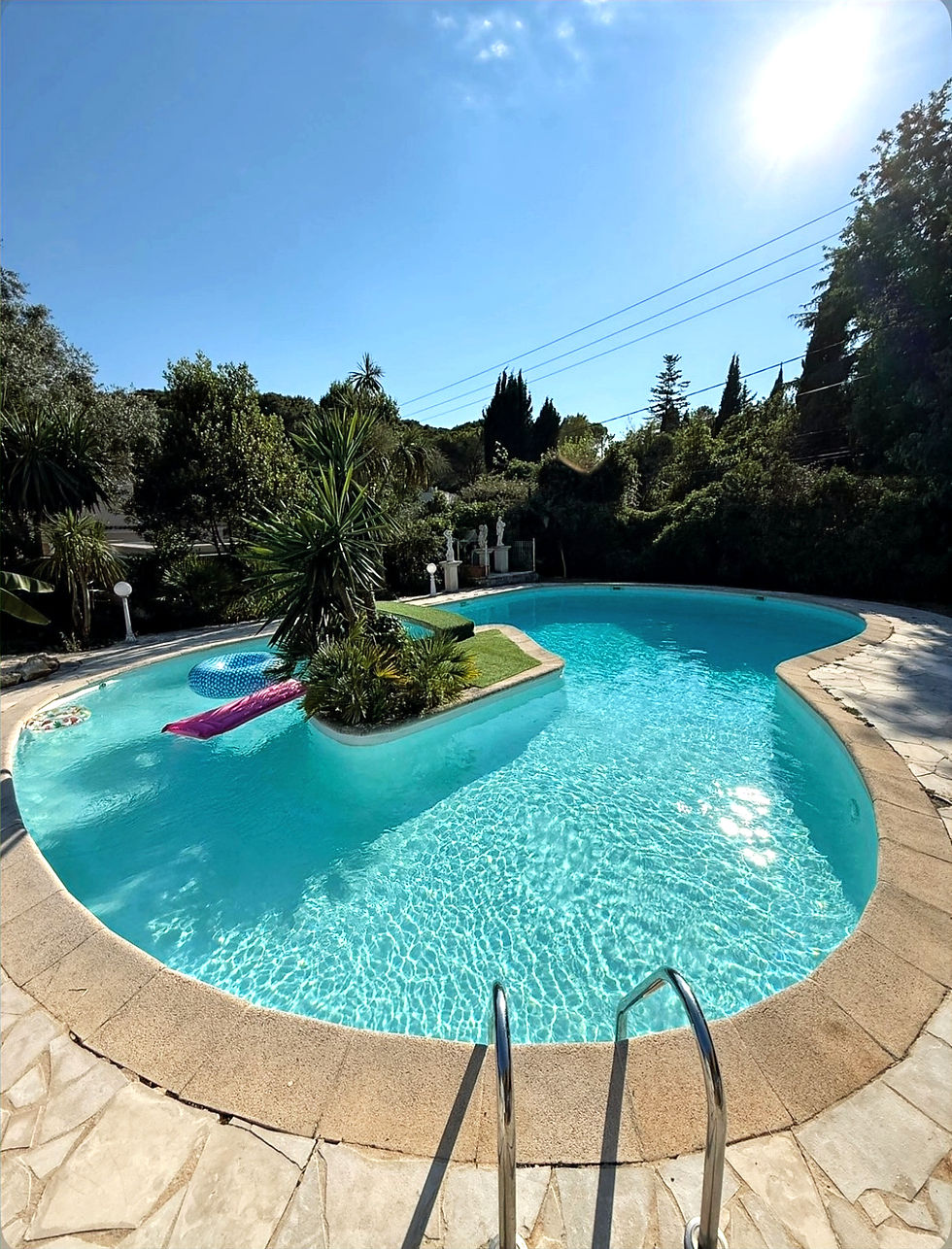 Piscine avec îlot central