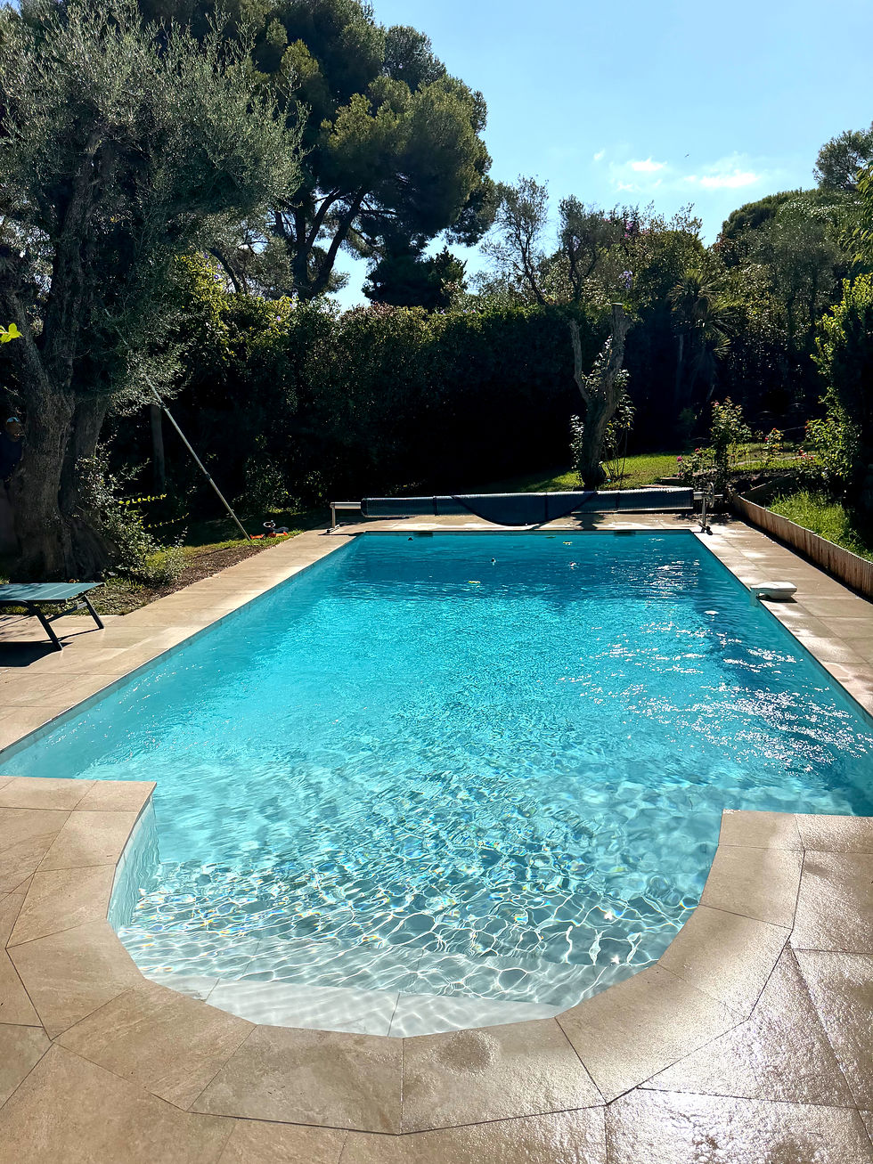 Piscine mosaïque nettoyée