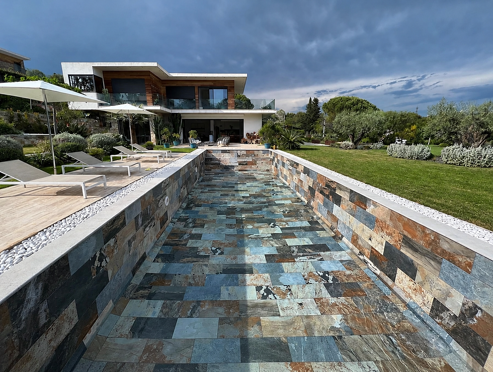 Villa moderne au bord de la piscine.png