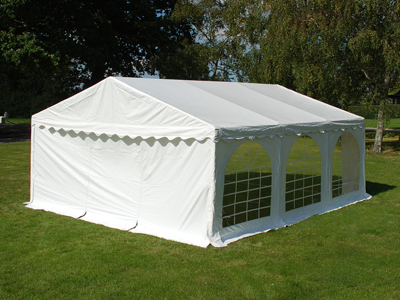 Witte partytent met boogvensters op een grasveld