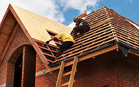 homeguide-contractors-replacing-roofing-