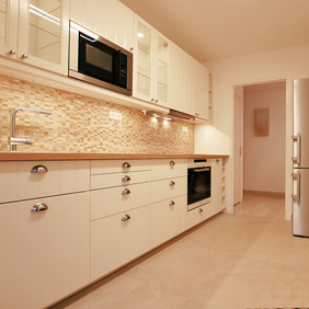 country kitchen, wood cabinets, mosaic backsplash, freestanding fridge