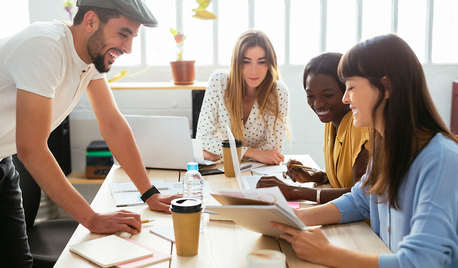 Collega's die samenwerken