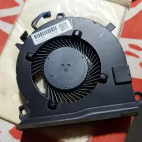 Tehnician IT PE ROTI inlocuieste ventilatorul defect al unui laptop acasa