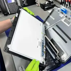 Laptop desfacut partial pentru accesarea codului display de pe spatele ecranului, necesar pentru comanda unui model compatibil