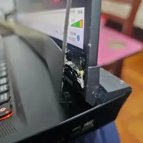 Colt spate laptop refacut complet dupa fisura majora, folosind chit si finisaj estetic