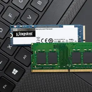 Imagine cu procesul de upgrade RAM si SSD la un laptop, realizat de un tehnician calificat.