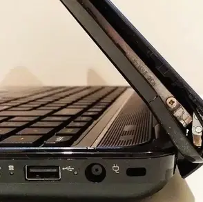 Balamale laptop refacute cu ranforsare interna si prindere consolidata, dupa ce au fost smulse din carcasa