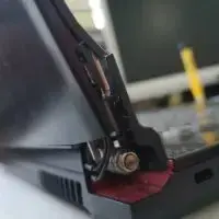Laptop cu carcasa reparata: zona balamalelor si colturilor refacuta complet cu materiale tehnice pentru rezistenta si aspect profesional