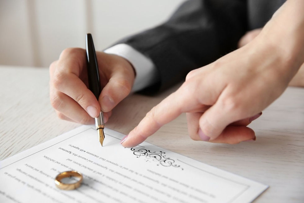 Manos firmando acta de matrimonio civil