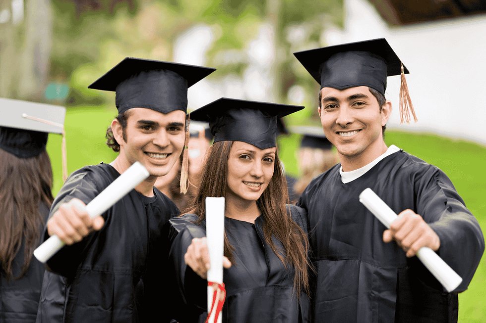 Tres jovenes universitarios en su graduacion en aguascalientes con birrete y toga sonrientes con su certificado en la mano