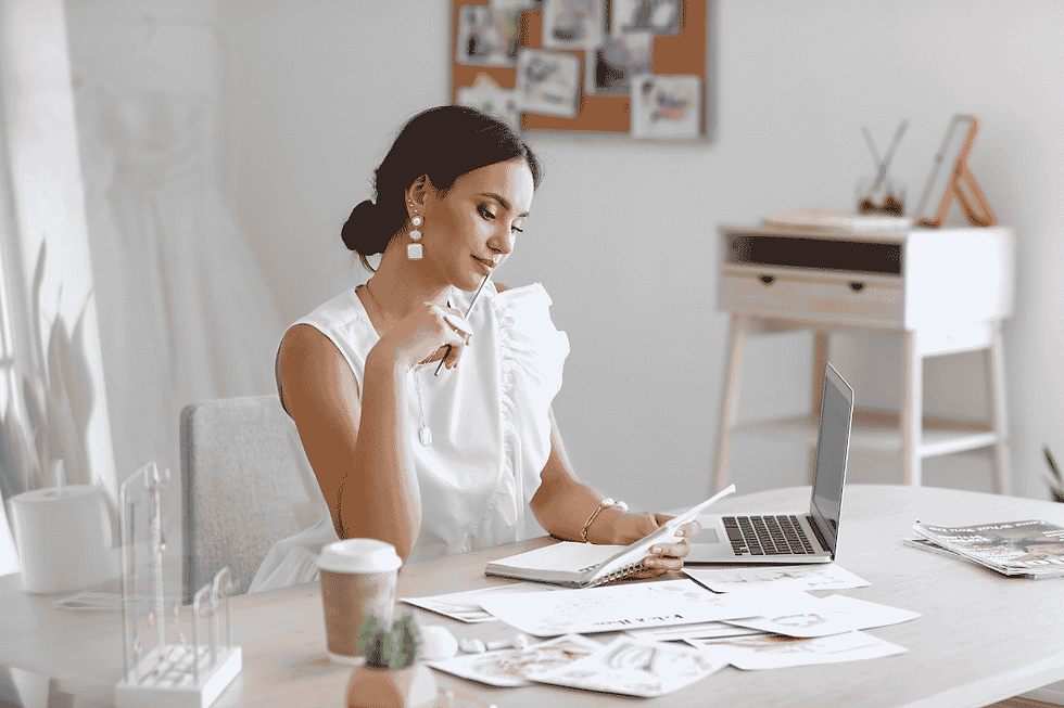 coordinadora de eventos en su escritorio