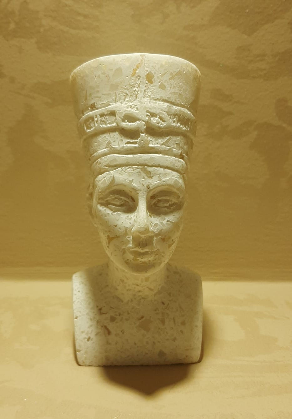 Handcrafted Queen Nefertiti Alabaster Sculpture (White)