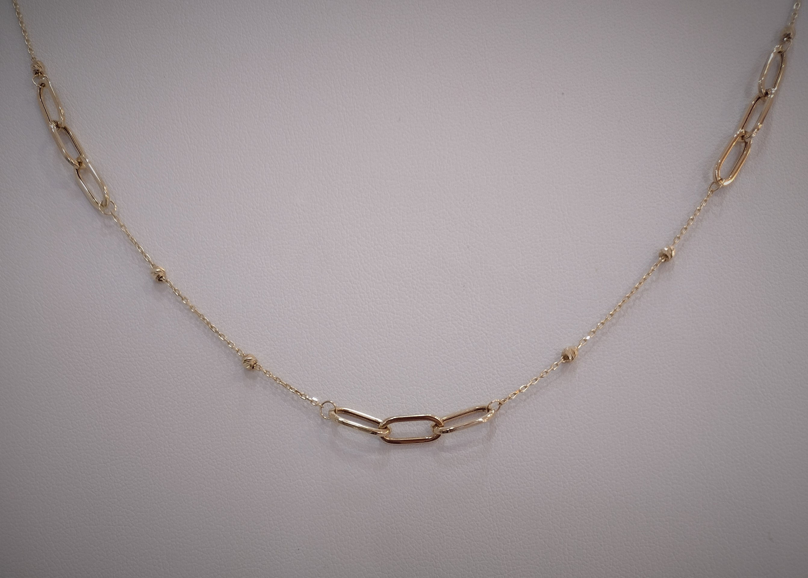 Celebrytka z trzema spinaczami