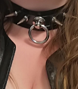 Meesteres Vanessa met halsband.