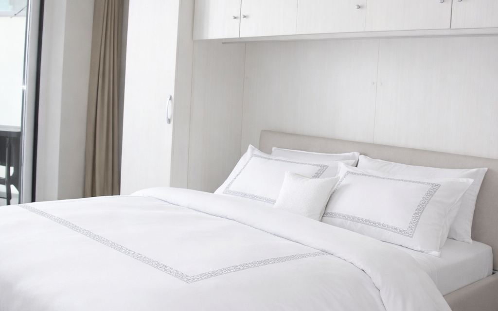 Florence 6 - slaapkamer opgemaakt bed.png