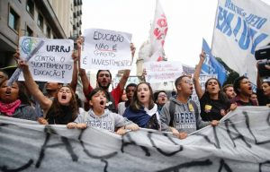 Atos em defesa da educação levam milhões às ruas por todo o país