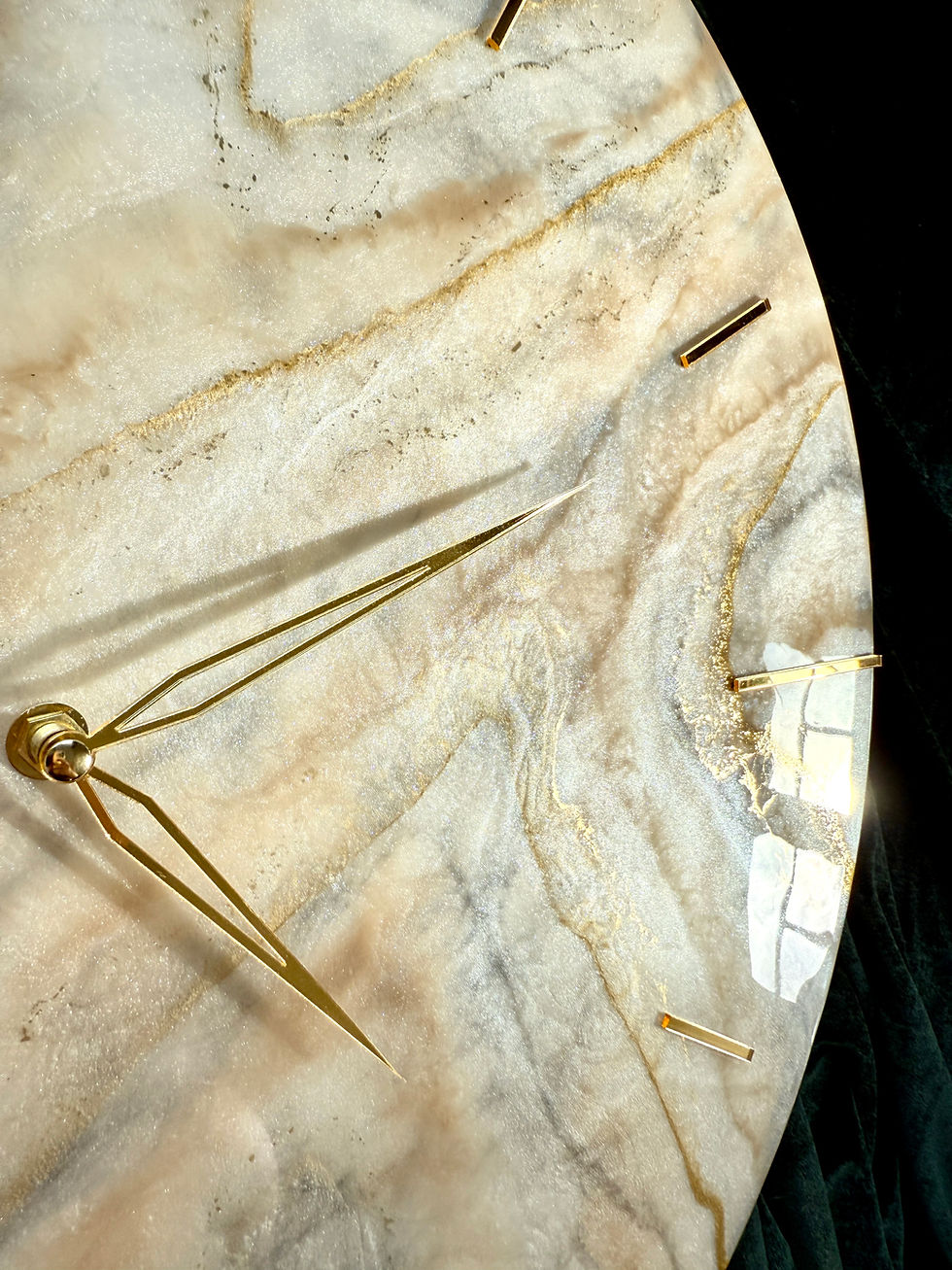 Miniaturbild: ZEUS - Illuminierte Wanduhr aus Epoxidharz