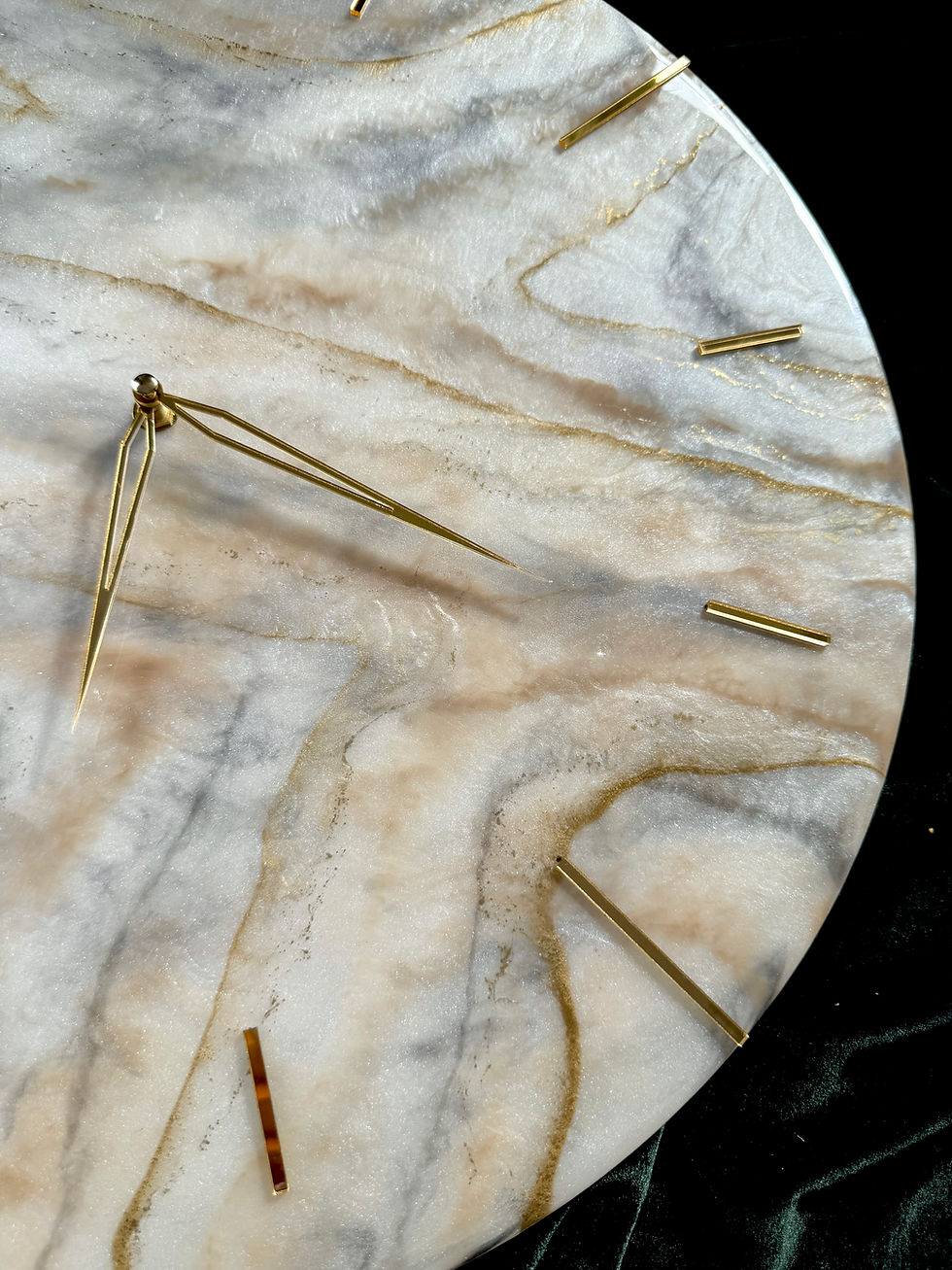 Miniaturbild: ZEUS - Illuminierte Wanduhr aus Epoxidharz