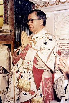 St. Josemaria Escriva praying.jpg