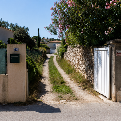Terrain enclavé dans le Var : quels sont vos droits sur le passage chez le voisin ?