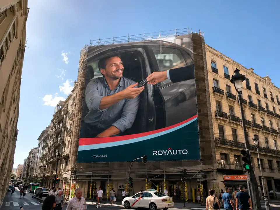 Diseño publicitario de Royauto integrando la nueva identidad corporativa diseñada por Grafikeo