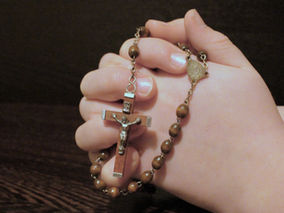 Ser católica é carregar no peito uma beleza que não se explica — apenas se sente. 