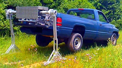 Pickup, Dodge Ram stecken geblieben aber kommt sofort wieder raus dank Traution Traktionssystem. Fahrzeug steckt fest Offroad und im Gelände kein Thema mehr dank riesen Grip und Traktion. Stecken bleiben geht nicht mehr wegen integrierter Bergehilfe, Rettungssystem und Hebevorrichtung. Auto festgefahren dadurch ausgeschlossen. Bergen und Retten per Knopfdruck.
