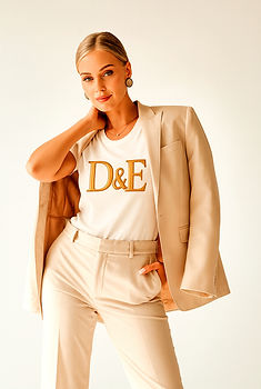 Frau mit dem T shirt _edited.jpg