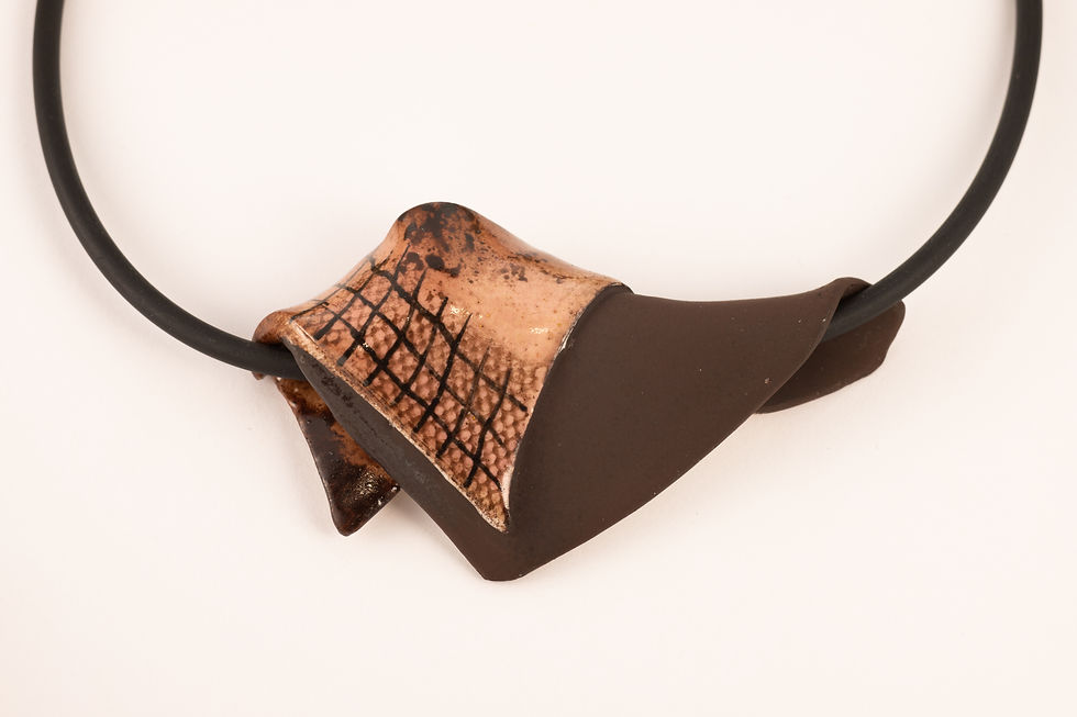 L-103 Collier brun-brun mat