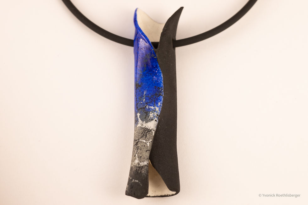 L-110 Collier noir mat-bleu