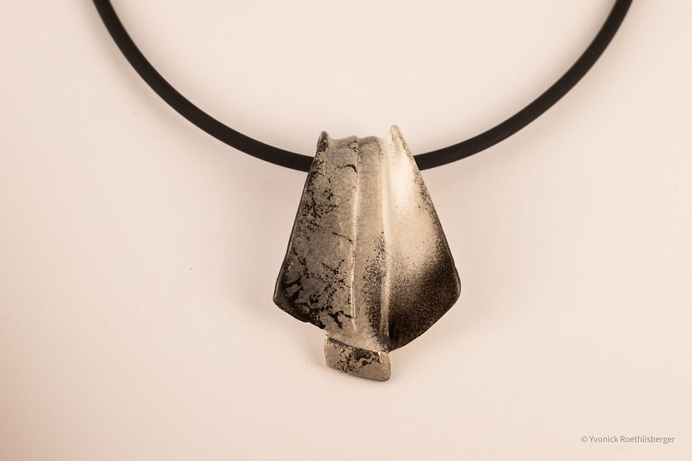 L-111 Collier noir-blanc