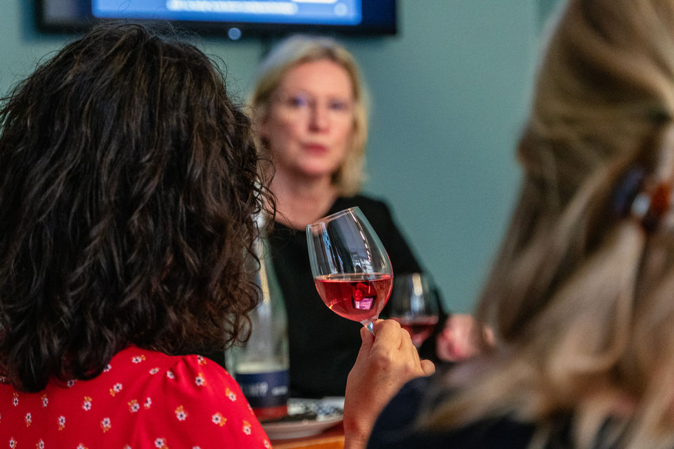 Weinprobe: Frauen verkosten Roséwein