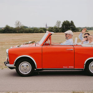 Lisa-Marie und Felix winkend im roten Cabrio in Reilingen
