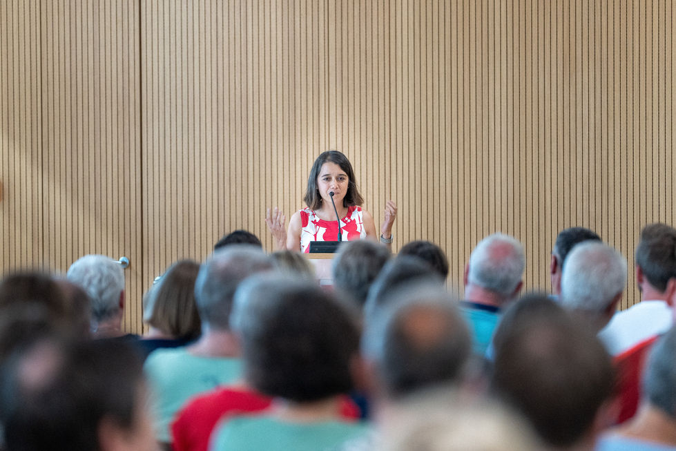 Rednerin spricht vor Publikum