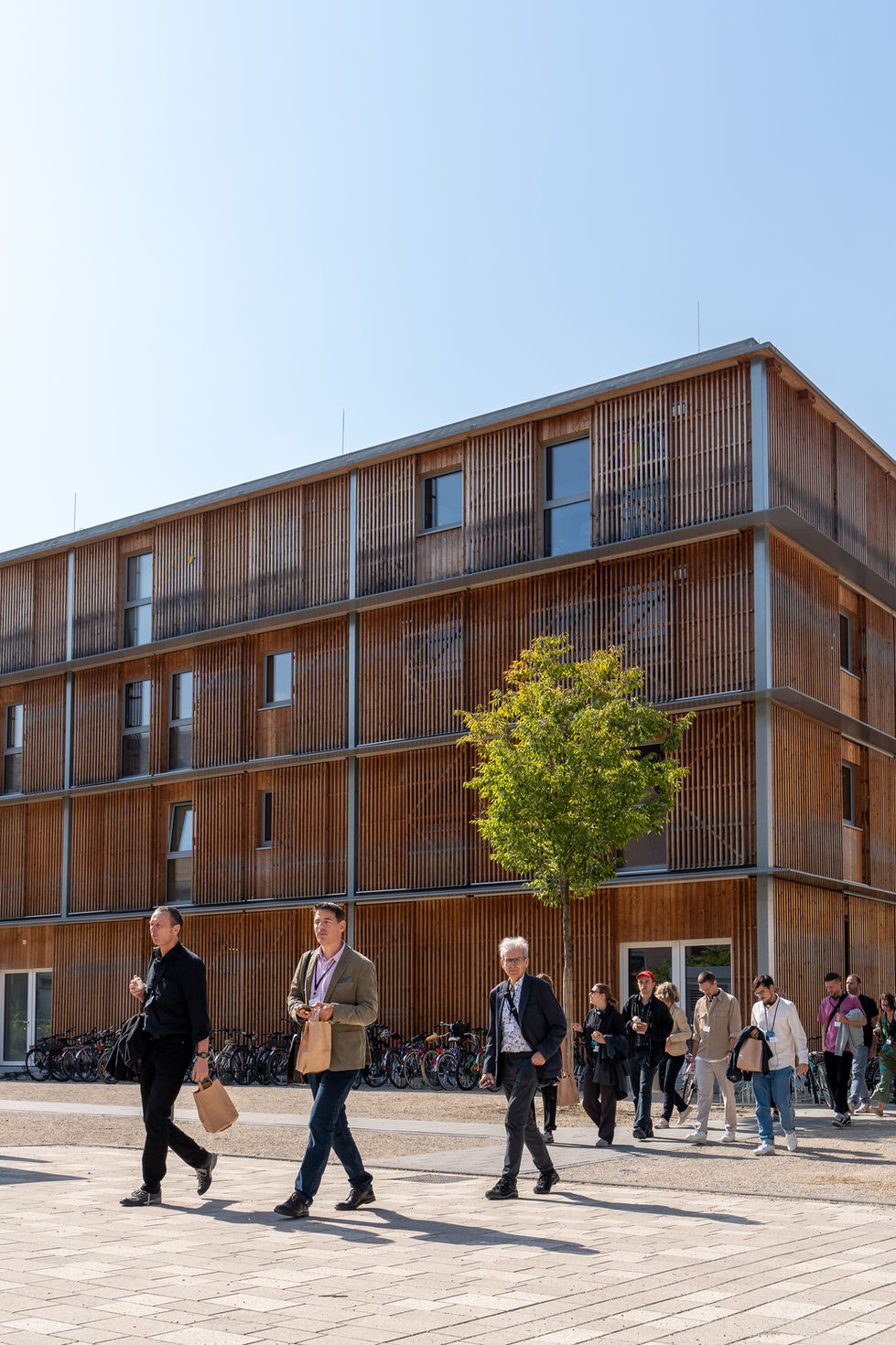 Holzgebäude mit Personen davor