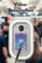 Eine weiße Fotobox mit einem blau-lila HIntergrund auf dem Bildschirm