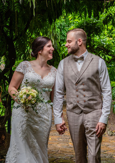 Steffi und Aaron halten Händchen und schau einander an