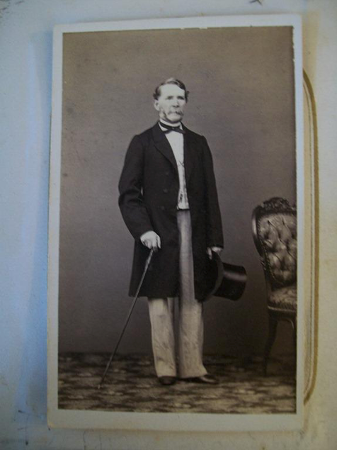 Immagine n.9: Ritratto a figura intera del “Conte Ruggiero Ranieri (1791-1863, di Fratelli Alinari, disponibile su http://www.catalogo.umbriacultura.it/samira/loadcard.do?id_card=81156, licenziato sotto CC BY 4.0, proprietà Fondazione Ranieri di Sorbello.