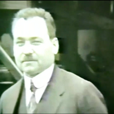 A Carlo... che divenne Carlos...
Jaboticabal, nello stato di San Paolo in Brasile, in 50 anni passò da essere un villaggio ad essere una città: era una “parrocchia” nel 1848, venne smembrata dal distretto di “São Bento de Araraquara” e passò ad avere lo status di “città” nel 1902. Carlo Tonanni, nato nel 1877 ad Umbertide, lasciò l’Italia nel 1899 per il Brasile; arrivò a Jaboticabal proprio nel 1902… e da allora divenne “Carlos Tonanni”.
Il villaggio di Jaboticabal era stato fondato nel 1828 da João Pinto Ferreira. Il nome del villaggio derivò dalla presenza di un gran numero di Jabuticabeiras (Plinia Cauliflora) e dai suoi caratteristici frutti che crescono sul fusto della pianta in questa zona.
La vita di Carlo e lo sviluppo della sua professione seguirono l’evolversi dell’economia del sud-est del Brasile, diventato velocemente il luogo di speranze per molti immigrati italiani ed europei.
Carlos Tonanni iniziò la sua attività con una modesta fabbrica, una ferramenta, aperta assieme ad un socio marchigiano, che fu poi trasformata in una delle più grandi industrie del paese: la "Carlos Tonanni Industry" che operava nel ramo dei torni e delle forniture agricole.
Le possibilità di crescita della sua azienda va inquadrata nel processo di crescita dell’industria del caffè, e dell' eliminazione della schiavitù, che richiamò persone dall’Europa per la coltivazione del caffè. Da questo sviluppo della produzione si sviluppò il commercio, si ebbe l’allargamento del mercato dei consumi e in contemporanea la necessità della produzione di manufatti e macchinari in loco.
Nel 1850 in Brasile venne approvata la legge “Eusébio de Queiroz”, che vietava la tratta internazionale degli schiavi. Inizialmente i proprietari terrieri cercarono di continuare il sistema schiavistico, ricorrendo alla tratta interna degli schiavi, con lo spostamento degli schiavi dalle decadenti piantagioni di zucchero del nord-est alle dinamiche regioni produttrici di caffè nel sud-est.
Con l'approvazione del “Lei do Ventre Livre"" nel 1871 si ebbe però lo smantellamento del sistema schiavistico, che si concretizzò nei decenni successivi. Di conseguenza i coltivatori di caffè modificarono le condizioni di lavoro, consolidando il sistema di “colonato”, grazie alle norme per una politica agevolata dell'immigrazione.
L'arrivo in massa degli immigrati italiani alla fine degli anni '80 dell'Ottocento ebbe, quindi, importanti effetti sul processo di industrializzazione della regione.
L'immigrazione così svolse un ruolo importante nella formazione della stessa popolazione di Jabotical. Ad esempio nel 1895 la città registrò l'ingresso di un totale di 894 immigrati, la maggioranza destinati a lavori nell'agricoltura. Nel 1908 entrarono a Jaboticabal 408 immigrati: 2 tedeschi, 5 austriaci, 151 spagnoli, 111 portoghesi e ben 139 italiani. Si consideri che più di un quinto della popolazione della città era costituita da emigranti. Nel 1920 su 52.659 abitanti più di 12.250 erano immigrati.
Dalla metà del XIX secolo, la continua espansione dell'attività del caffè aveva provocato profondi cambiamenti nella società e nell'economia dello stato di San Paolo. L'espansione della produzione di caffè nella Valle del Paraíba, verso l'ovest della provincia, e i profitti ricavati dall'esportazione della produzione del caffè attirarono capitali e popolazione.
L'espansione delle esportazioni e la conseguente espansione della superficie coltivata determinarono un aumento della domanda di macchinari, attrezzi agricoli e beni di consumo. All'inizio questa domanda veniva soddisfatta attraverso le importazioni, ma con la crescita del mercato e la diversificazione dei fabbisogni, una parte di questi prodotti iniziò ad essere prodotta localmente.
Anche la città di Jaboticabal, essendo tra le maggiori regioni produttrici di caffè, avvertì queste trasformazioni.
Carlos Tonanni ebbe allora un ambiente favorevole per lo sviluppo della sua attività. Aprì inizialmente un piccolo laboratorio nel centro della città. Questo laboratorio sarebbe diventato la più grande industria della città e una delle più grandi del paese.
Le "Industrie Carlos Tonanni"" producevano attrezzature e attrezzi agricoli, macchine per la lavorazione del riso e del caffè, macchine per l'agricoltura e torni industriali.
Sempre dalle ricerche di André Luiz Lanza e Maria Lucia Lamounier, della Faculdade de Economia, Administração e Contabilidade de Ribeirão Preto, sulle quali ci siamo basati per ricostruire la situazione economico-sociale del Brasile del tempo, si possono leggere le “Statistiche Industriali dello Stato di San Paolo” del periodo intorno al 1930; periodo di massima espansione delle società di Tonanni.
Le “Industrie Carlos Tonanni” erano, in effetti, tra le più grandi dello stato nei censimenti del 1928, del 1930 e del 1932.
Sia nel 1928 che nel 1930, la società risulta al primo posto tra le società di beni strumentali dell’epoca con un capitale sociale di circa 5.000 “contis de réis” (… un “contos de réis” equivaleva a mille “mil reis”, un “mil reis” equivaleva, nel 1905, a L. 1.25).
Nel 1932, sebbene in termini assoluti la sua valutazione era scesa di poco, diverse altre industrie cominciarono a superarla nella valutazione complessiva. Da questo momento cominciò una diminuzione della crescita della società di Carlos Tonanni che non rientrò successivamente nelle statistiche delle prime dieci dello stato di San Paulo. Nello studio degli autori citati sopra si ipotizza questa diminuzione in collegamento con i cambiamenti del mercato interno in connessione con la crisi di Wall Street e le sue conseguenze. Analisi comunque da approfondire.
Carlos Tonanni costruì qua anche la sua famiglia, si sposò con Corina Tralli Tonanni ed ebbe una figlia ed un figlio, Augusto, che è visibile nelle foto commemorative dei 50 anni dell’azienda (“representando seu pai ""Carlos Tonanni"" que estava na Itália”).
Diversificò le sue attività in Brasile acquistando grandi estensioni di terreni. Divenne Consigliere comunale di Jacobatical e “Cavalheiro Oficial”, ovvero “Cavaliere Ufficiale do Reino da Itália no Brasil”. La sua notorietà divenne così vasta che nel nella sua casa, si tennero incontri spesso con le massime autorità dello stato di San Paulo e la sua ascesa venne ricordata nel 1928, anche in un filmato, ”Cinquant'anni di Colonizzazione Italiana in Brasile, Cav. Uff. Carlos Tonanni” con presenza della “Banda Filarmônica Pietro Mascagni” di Jabotical.
In un giornale satirico del 1935, il “Moscone”, un settimanale “Italo-Paulista” che porta come sottotitolo “ronzando, scherzando che male ti fò”, venne rappresentato nell’aspetto proprio di proprietario terriero sopra un cavallo nelle sue tenute con la scritta “Fazendo “Letras” com o seu cavallo nas suas lindas terras de Jaboticabal”. Nonostante l’importanza del suo successo umano e lavorativo in Brasile, non si dimenticò di Umbertide: all’interno del vecchio ospedale viene ricordato, inciso nella lapide visibile all’ingresso, il suo consistente contributo di L. 2000 per il completamento dell’Ospedale di Umbertide per il benessere di quelli che erano restati.
(A cura di Francesco Deplanu con indicazioni e foto da Adriano Bottaccioli… che tra i mille progetti stava sviluppando assieme a noi anche questo)
Fonti:
- André Luiz Lanza e Maria Lucia Lamounier, Faculdade de Economia, Administração e Contabilidade de Ribeirão Preto "Imigrantes, famílias e negócios em São Paulo: Indústria Carlos Tonanni S/A, Jaboticabal – São Paulo (1890-1930)”
- “Calendario 2016” di Umbertide, “Gli umbertidesi nel mondo”, Comune di Umbertide, digital editor 2016.
Immagini:
- varie immagini da da Abel Zeviani su Facebook (riportiamo sotto le sue didascalie):
A) https://www.facebook.com/abel.zeviani/videos/vb.100002107115887/531263310287235/?type=3
O industrial e "Cavalheiro Oficial" (Cavaliere Ufficiale do Reino da Itália no Brasil) - Carlos Tonanni deu uma festa de arromba em seu palacete, em virtude do aniversário e partida em viagem de sua esposa Corina Tralli Tonanni, com direito a presença da Banda Filarmônica Pietro Mascagni Jaboticabal e muitas autoridades e personalidades da romântica década de 20.
Extraído do filme "Cinquant'anni di Colonizzazione Italiana in Brasile, Cav. Uff. Carlos Tonanni" Jaboticabal - 1928, rodado pela companhia italiana Rossi Films. Filme sem áudio. Legendas em italiano. presso Praça Dom José Marcondes Homem de Mello - Jaboticabal-SP.
B.) Immagine https://www.facebook.com/photo/?fbid=581861838560715&set=a.531595900253976 Carlos Tonanni - Jaboticabal/SP
Officina Mechanica e Constructora - Fundição de Ferro e Bronze. Propaganda no jornal O Combate - Edição de 05-03-1914.
39 https://www.facebook.com/abel.zeviani/videos/3224721240941415/ Conheça em filme o Industrial Carlos Tonanni e muitos jaboticabalenses que sempre citamos nos nomes de nossas ruas e avenidas.
1928 - Recepção das autoridades e imprensa de Jaboticabal em visita oficial nas Indústrias Reunidas “Carlos Tonanni” S. A.: 1 - “Cavaliere Ufficiale” Carlos Tonanni - Industrial, Vereador e representante do Reino da Itália
2 - Dr. Neves - Juiz de Direito
3 - Major Novaes - Presidente da Câmara Municipal
4 - Capitão Bento Vieira - Prefeito Municipal
5 - Dr. Cornélio França - Vice Presidente da Câmara
6 - Dr. Arthur Pequeroby de Aguiar Whitaker - Deputado Estadual
7 - Dr. Liberato Costa Fontes - Promotor Público
8 - Dr. Alcino Sodré - Delegado de Polícia
9 - Humberto Serpiere
10 - Pharmaceutico Emilio Serpe - Agente Consular Italiano
- Immagine dal “Moscone” 24 maggio 1941: https://hemeroteca-pdf.bn.gov.br/213535/per213535_1941_00647.pdf
- Immagine della Jabuticaba: https://upload.wikimedia.org/wikipedia/commons/6/62/Jabuticaba_%281%29.jpg
Video:
Michel Marson: https://www.youtube.com/watch?v=Ow1pRyvGlyo