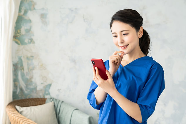 問い合わせする女性