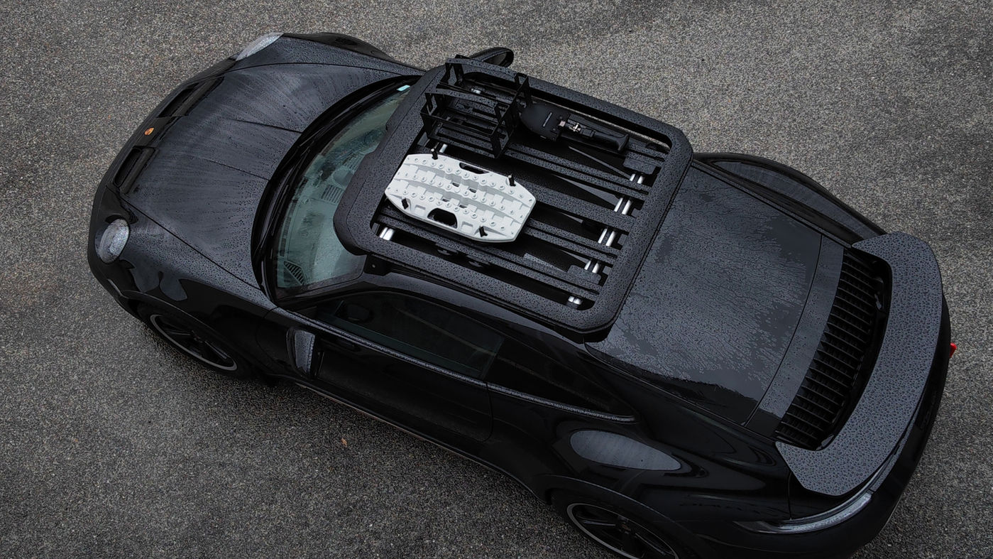 Vue aérienne d'une Porsche 911 Dakar noire 