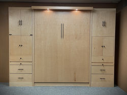 112-0925b Manhattan Natural Maple Closed