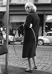 Bundesarchiv_B_145_Bild-F006150-0005,_Mädchen_mit__Hula_Hupp__Reifen.jpg