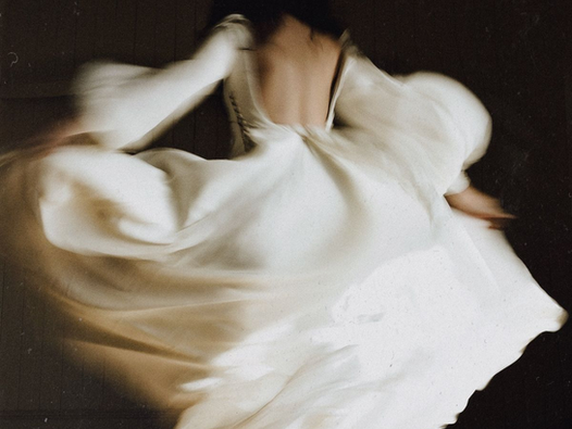 The Language of Light: How to Transform Natural Light into Design Elements for Wedding Dresses