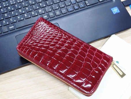 紙幣もカードもしっかり収納できて使いやすいラウンドファスナー長財布!