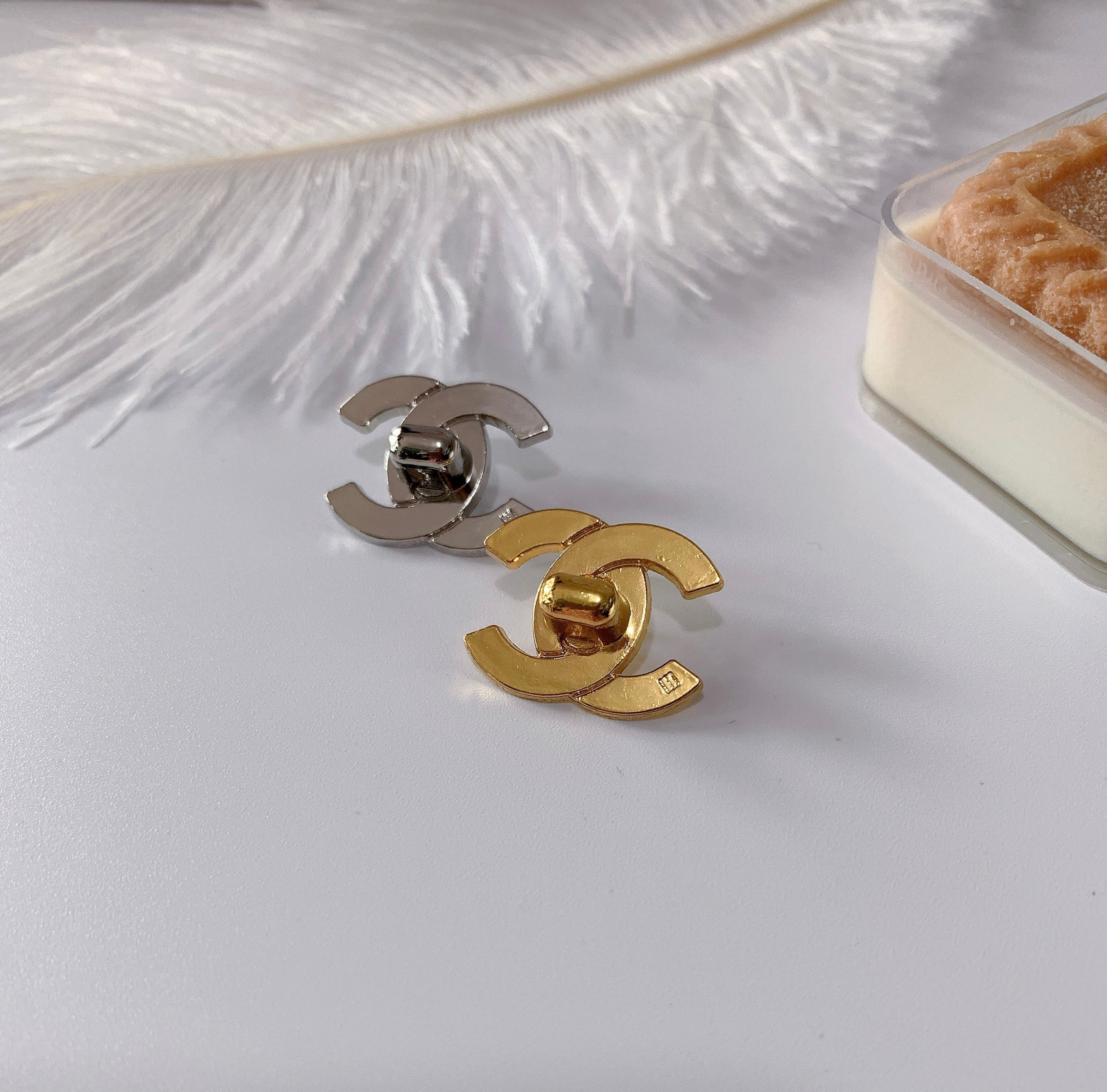 CH059A Chanel Buttons, 18mm