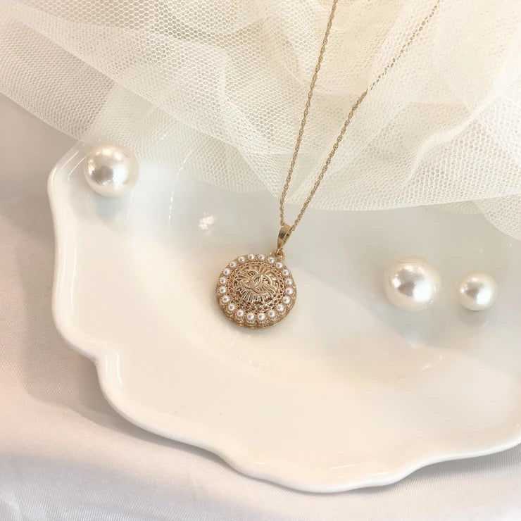 Thumbnail: CH033 Chanel Pearl/Diamond Buttons, 21/25mm