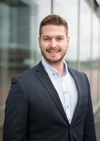 Bewerbungsfoto von Mann in Göttingen, professionell, günstig, im Anzug, Student, schnell