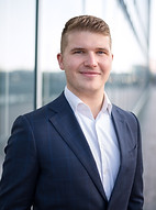 Bewerbungsfoto eines Mannes Outdoor vor Business Büro in Hemd und Anzug